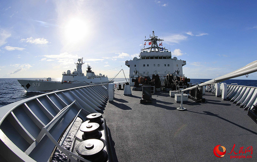 高郵湖艦向揚州艦實施橫向補給。